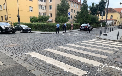 Primăria Sibiu va discuta cu polițiștii despre intersecția din centrul istoric în care a fost accidentat mortal un copil de doi ani: „Pentru creșterea siguranței pietonilor”