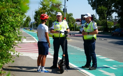 Pietonii, bicicliștii și cei care se deplasează pe trotinete, verificați de polițiști dacă respectă regulile de circulație