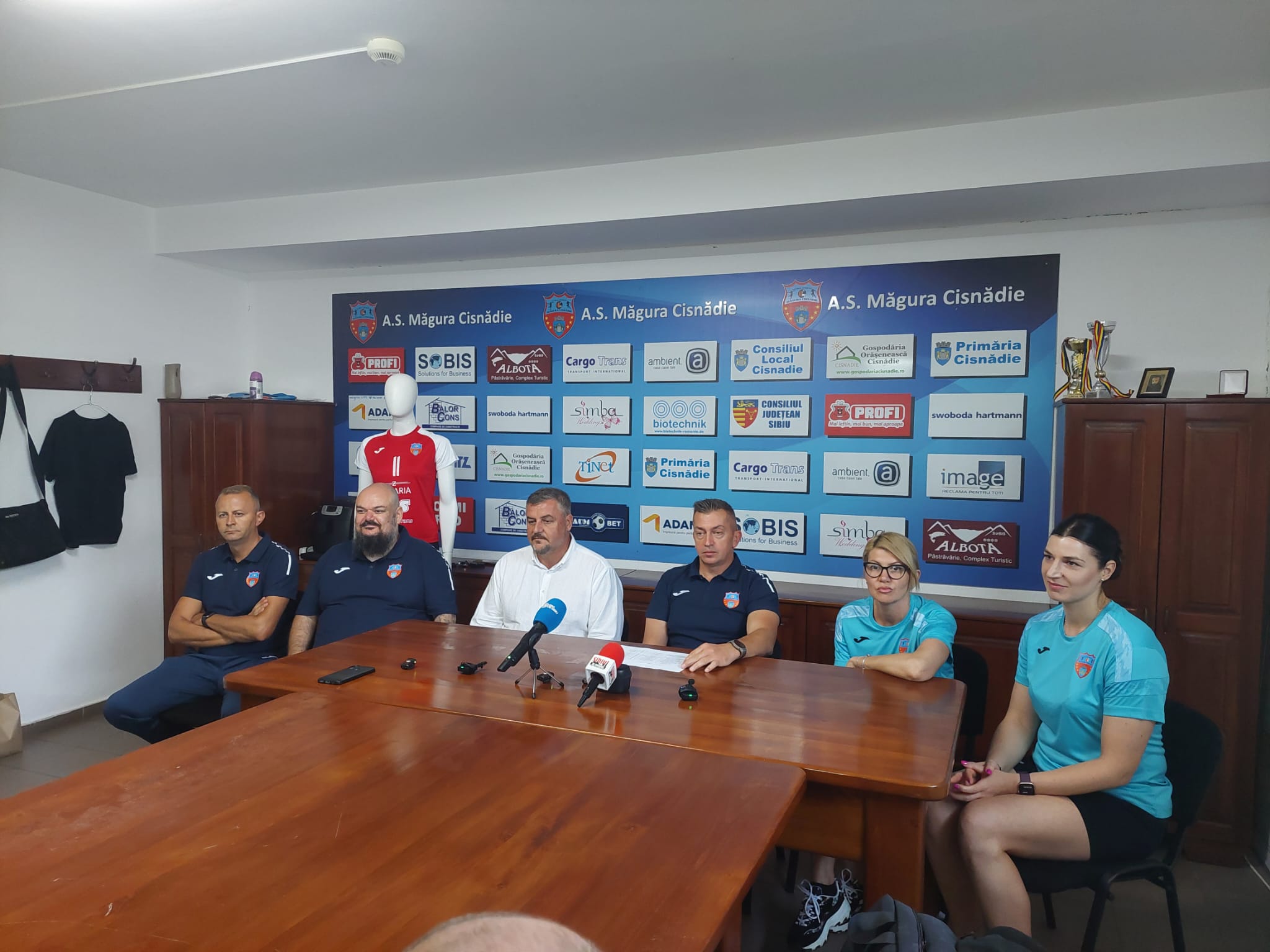 Handbal feminin: Măgura Cisnădie pornește în noul sezon cu un buget de aproape cinci ori mai mic. Primar: „Cu bani poate oricine, hai să vedem fără bani”