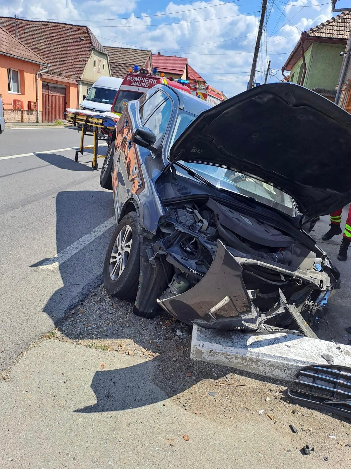 Doi răniți în urma unui accident pe DN14, în Şeica Mare. Un șofer a intrat într-un cap de pod