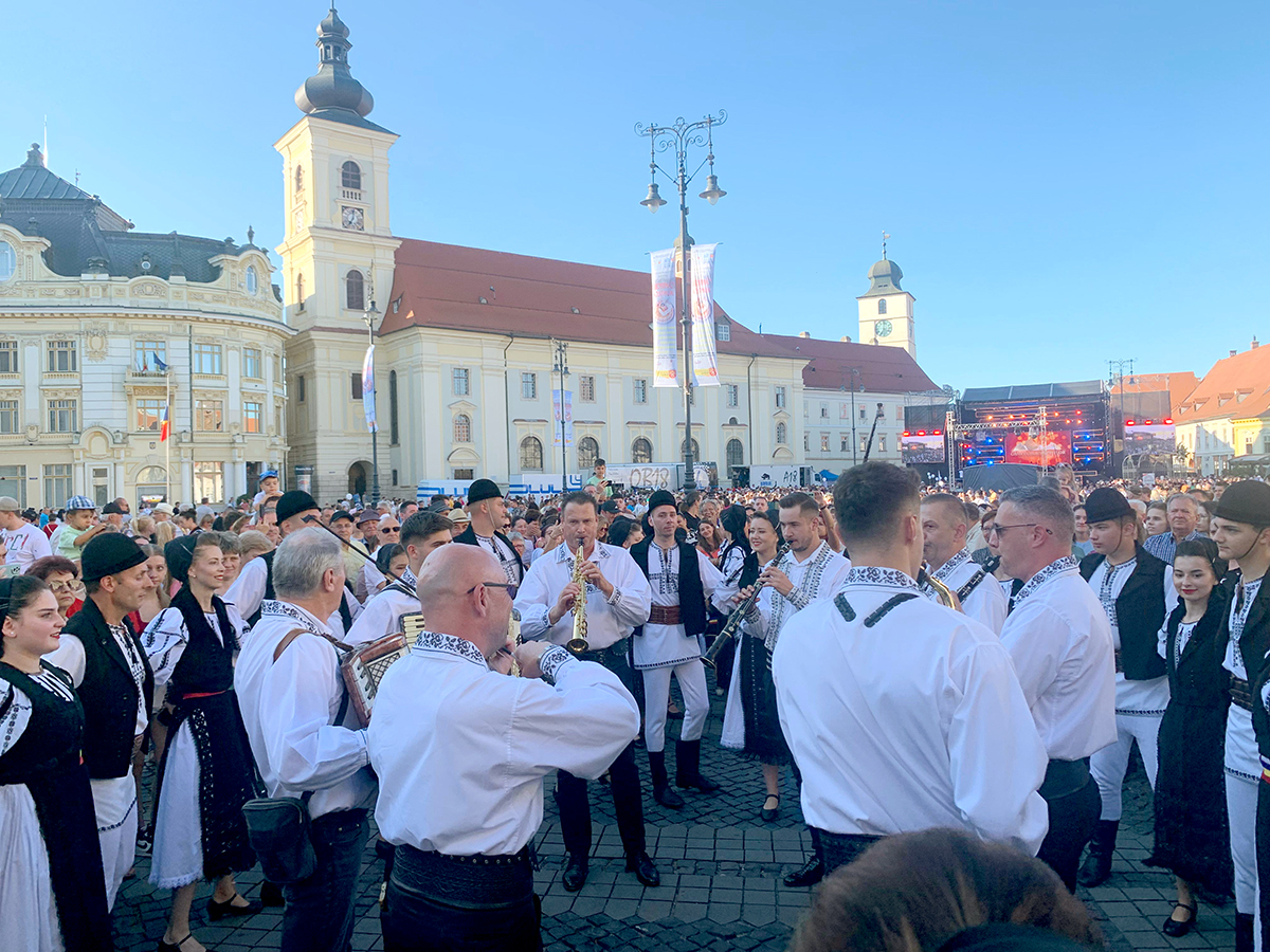 Cântecele Munților: Spectatorii au cântat și au dansat, alături de artiști, până târziu în noapte. Ștefan Bănică Jr a fost invitatul special al serii