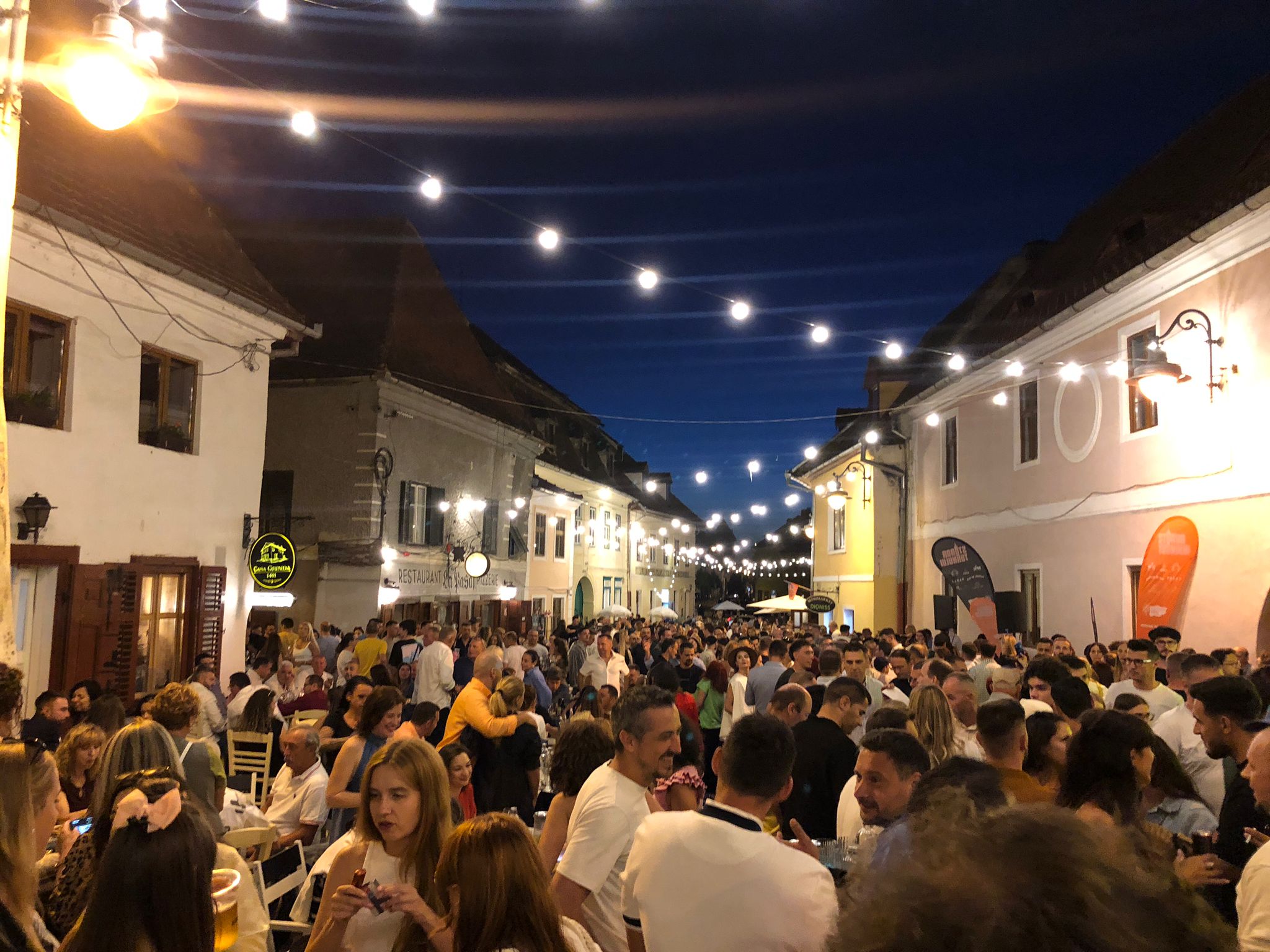 Strada Turnului s-a transformat din nou în festival vineri seara. Petrecerea continuă și sâmbătă