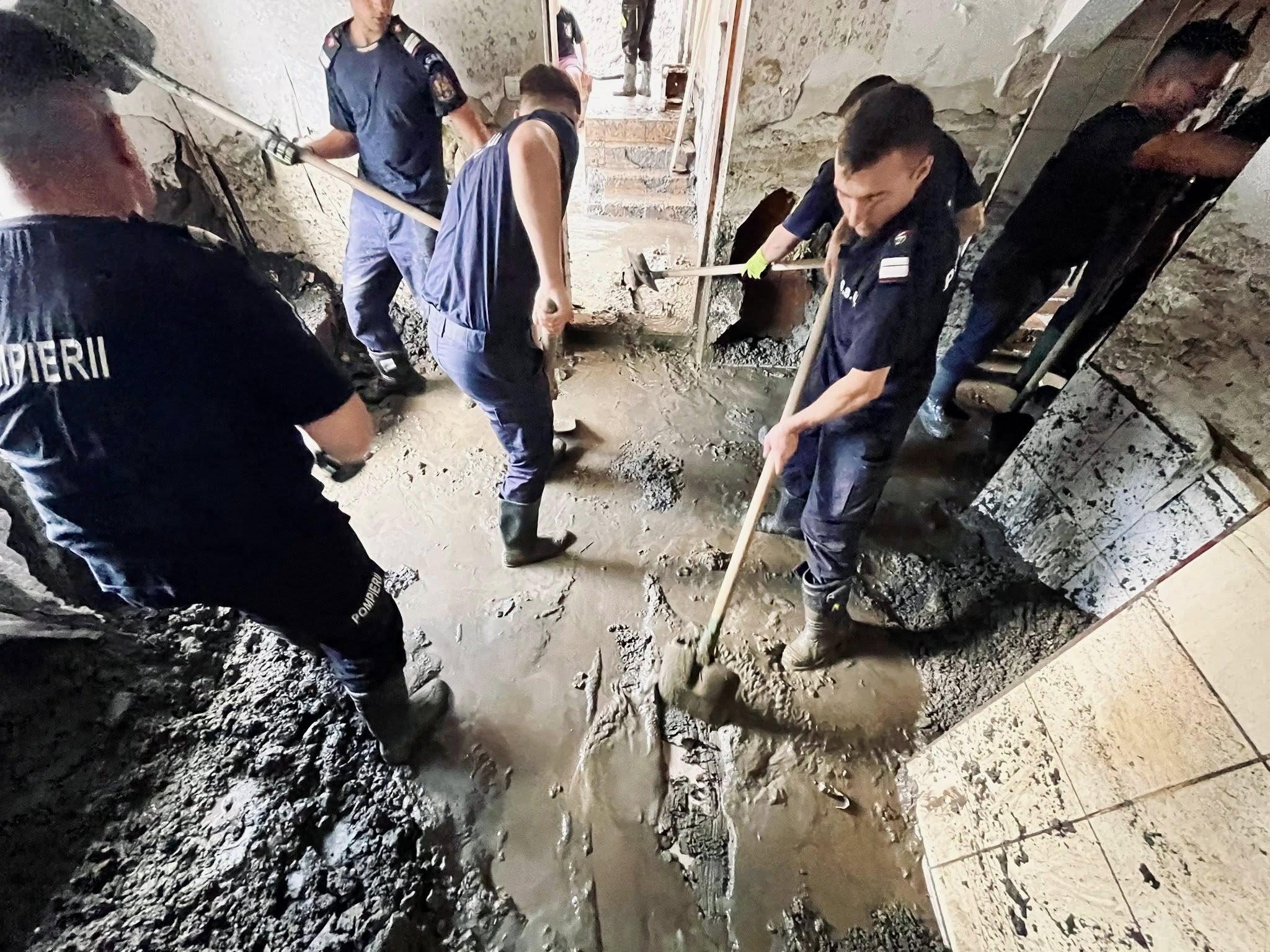 „Fără ezitare, s-au pus imediat pe treabă.” 15 pompieri sibieni au mers la Broșteni, pentru a ajuta în lupta cu efectele devastatoare ale inundațiilor