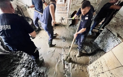 „Fără ezitare, s-au pus imediat pe treabă.” 15 pompieri sibieni au mers la Broșteni, pentru a ajuta în lupta cu efectele devastatoare ale inundațiilor