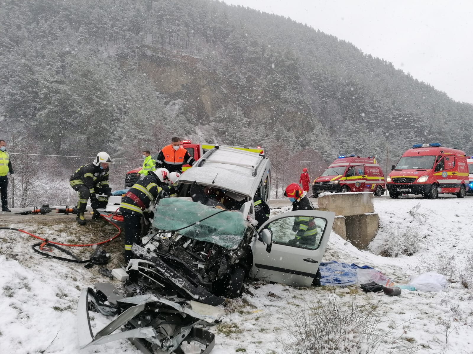 Cei care nu poartă centura de siguranță răspund și după moarte: 20%, vina calculată pentru victimele unui accident cu doi morți. Șoferul, condamnat cu suspendare