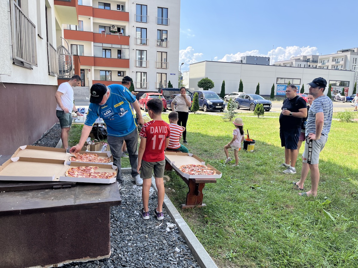 Locuitorii din cartierul Balanța Residence s-au unit pentru curățenie și distracție. Au avut o „Zi a bucuriei”
