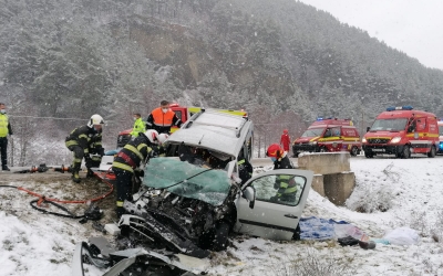 Cei care nu poartă centura de siguranță răspund și după moarte: 20%, vina calculată pentru victimele unui accident cu doi morți. Șoferul, condamnat cu suspendare
