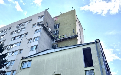 Primăria Sibiu prezintă stadiul lucrărilor de eficientizare energetică la blocul turn de pe Milea. „Își îmbunătățește tot mai mult aspectul, dar și condițiile pentru locatari”