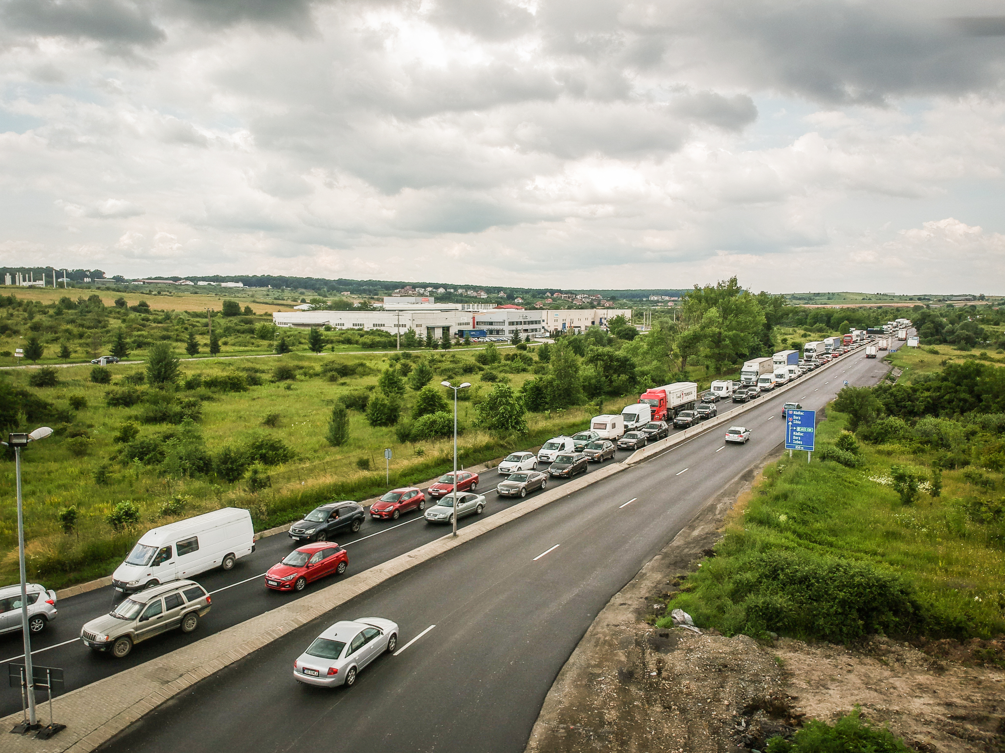 Guvernul prorogă cu șase luni aplicarea noilor tarife rutiere