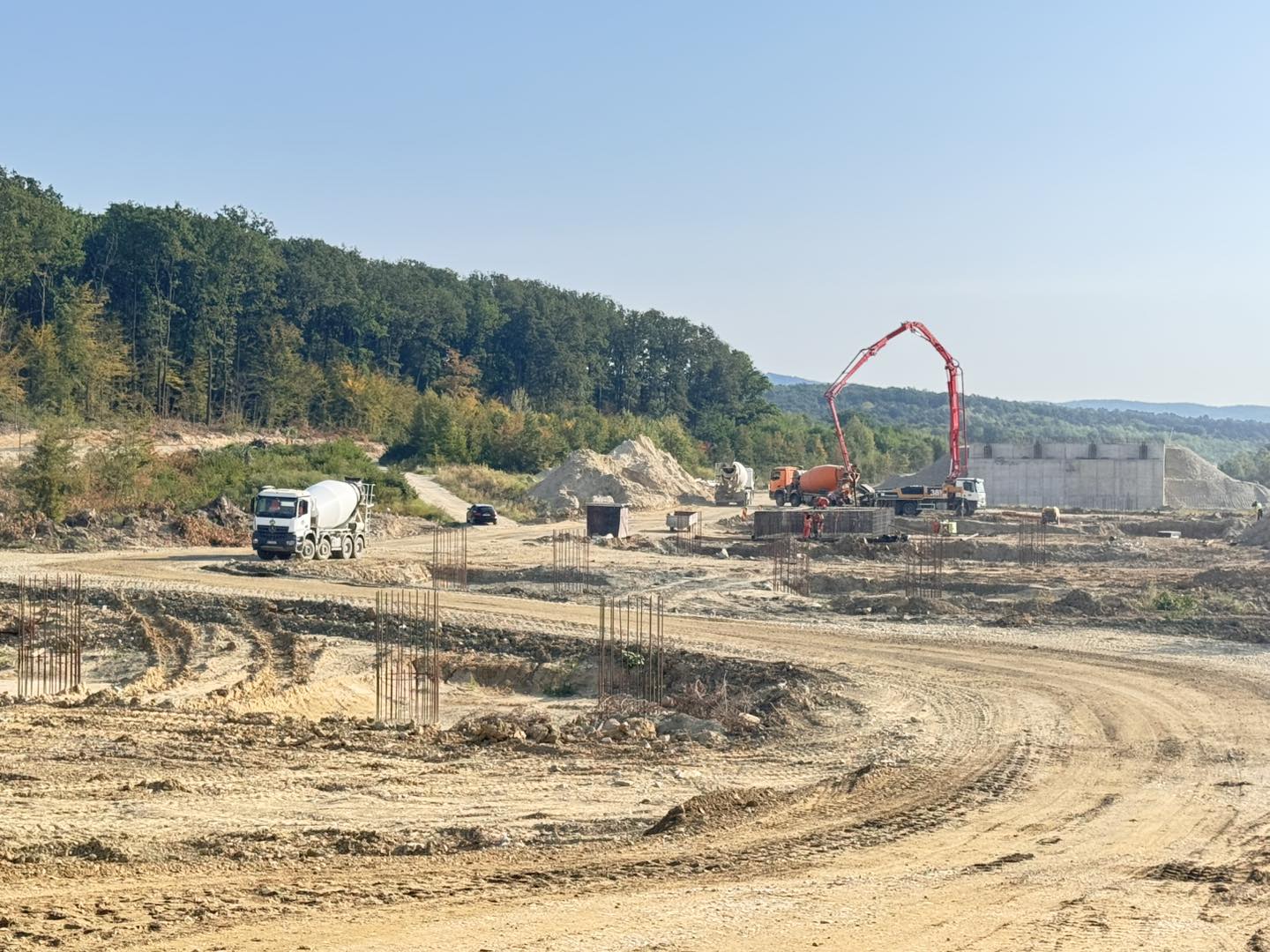 800 de muncitori lucrează la tronsonul de autostradă Margina – Holdea. Ambele tuneluri sunt în lucru. Drumul ar trebui deschis în decembrie 2026