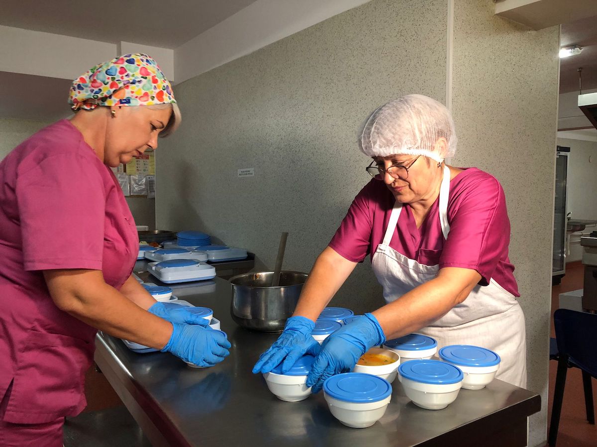 Pacienții spitalului TBC Sibiu servesc mesele printr-un sistem modern, cu tăvi individuale care mențin temperatura mâncării: „Totul e igienic. Este mâncare suficientă și bună”