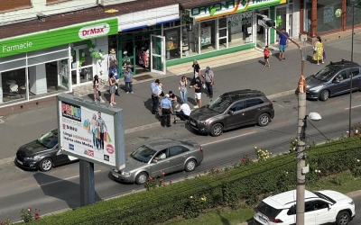 Accident pe Bulevardul Mihai Viteazul. Un tânăr aflat pe trotinetă a fost rănit după ce l-a acroșat un autoturism