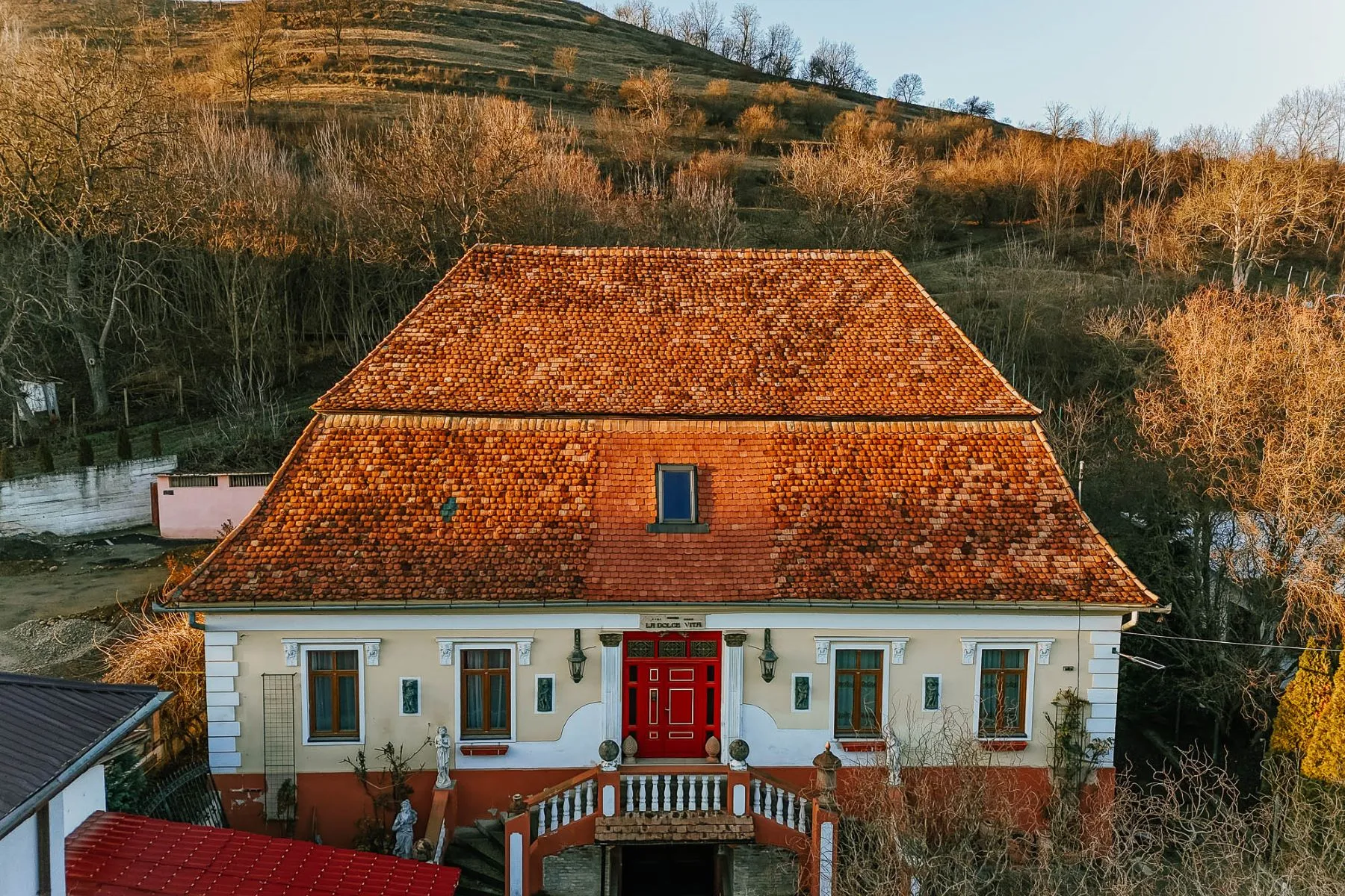 Conac din Dârlos, vândut cu peste jumătate de milion de euro, preț de centrul istoric al Sibiului. A aparținut familiei Haller, una din cele mai vechi din județ