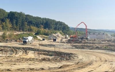 800 de muncitori lucrează la tronsonul de autostradă Margina – Holdea. Ambele tuneluri sunt în lucru. Drumul ar trebui deschis în decembrie 2026