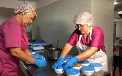 Pacienții spitalului TBC Sibiu servesc mesele printr-un sistem modern, cu tăvi individuale care mențin temperatura mâncării: „Totul e igienic. Este mâncare suficientă și bună”