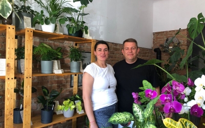 După ce au lucrat în HoReCa și vânzări, doi sibieni au investit 7.000 de euro într-o afacere cu plante: Ne aduc bucurie, armonie și liniște