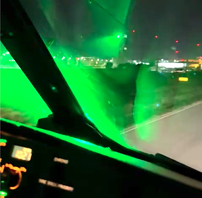 Laserul unui copil de cinci ani a încurcat aterizarea unui elicopter la Sibiu. „Piloții nu mai văd doar un punct mic, ci vor vedea un nor orbitor de lumină”
