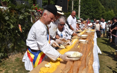 Festivalul Brânzei și al Țuicii, la Rășinari, în ultimul weekend din luna august: spectacole folclorice, târg de produse tradiționale și bulzul festivalului