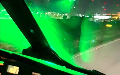 Laserul unui copil de cinci ani a încurcat aterizarea unui elicopter la Sibiu. „Piloții nu mai văd doar un punct mic, ci vor vedea un nor orbitor de lumină”