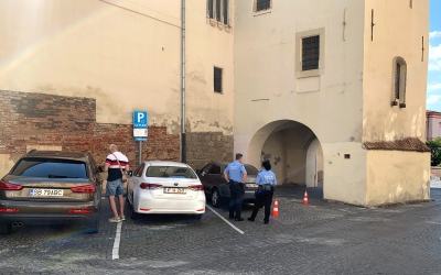 Primăria Sibiu a început să ridice mașinile parcate în centru, sub turnul Muzeului de Istorie. „Absența hașurii nu reprezintă permisiunea de a parca”