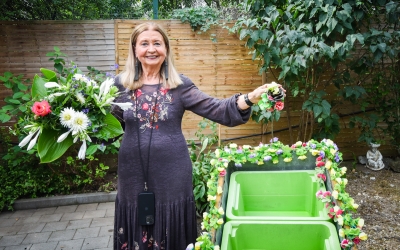 Sara Eiwendt, florăreasa întoarsă din Germania, nu mai aduce căruciorul cu flori în Piața Cibin de trei ani, dar vinde buchetele la poartă: „Mai cazi, dar trebuie să ai voința să te ridici”