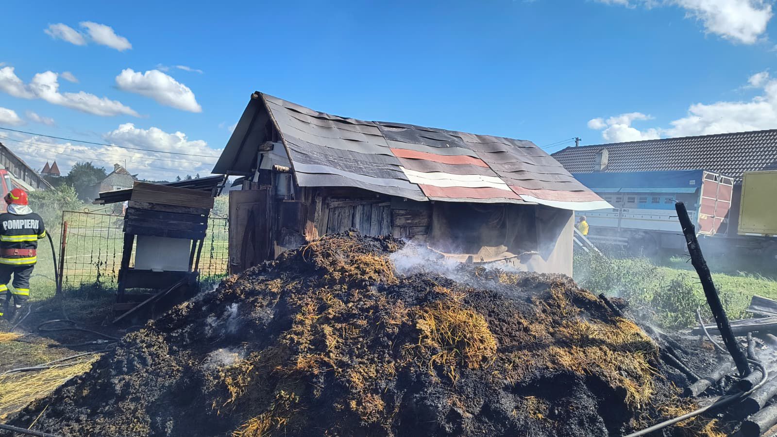 Incendiu puternic la Merghindeal: au ars un grajd, 12 baloți de lucernă și au murit o scroafă cu șase purcei și un cal. Focul a pornit de la joacă