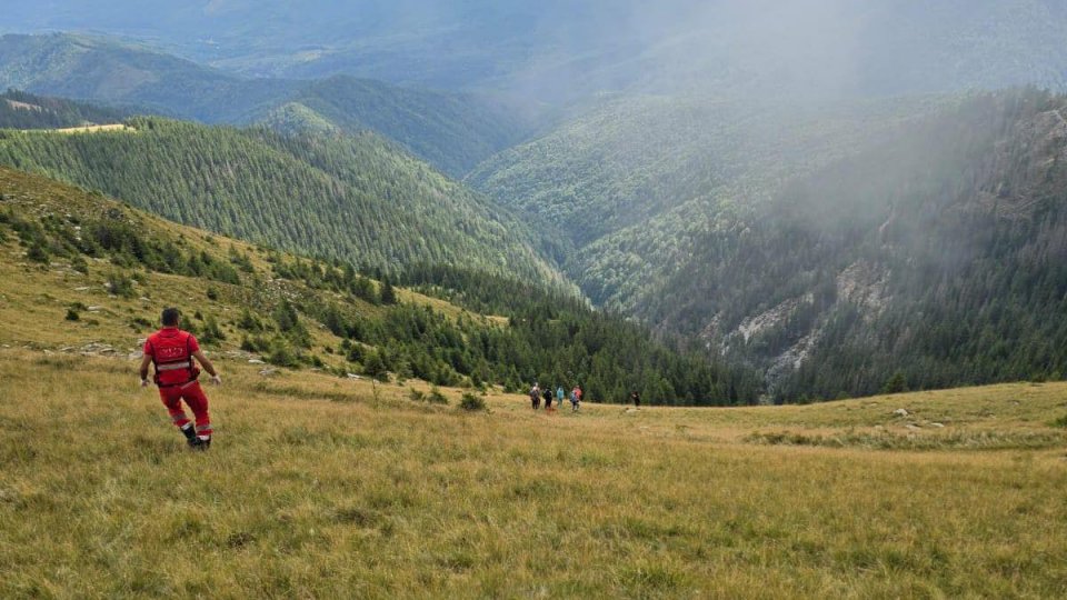 Tragedie în Munții Iezer: Patru tineri au murit după ce mașina s-a prăbușit într-o prăpastie. Al cincilea a supraviețuit și e la spital
