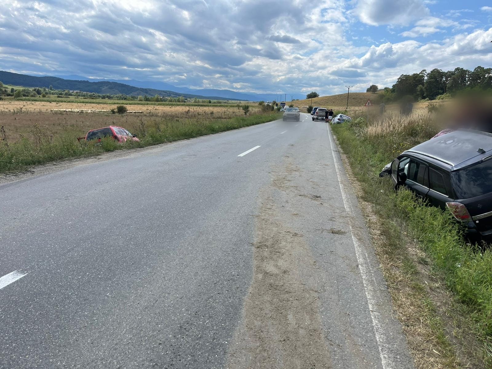 Doi răniți într-un accident cu trei mașini, în zona localității Cornățel. Toate vehiculele au ajuns în afara șoselei