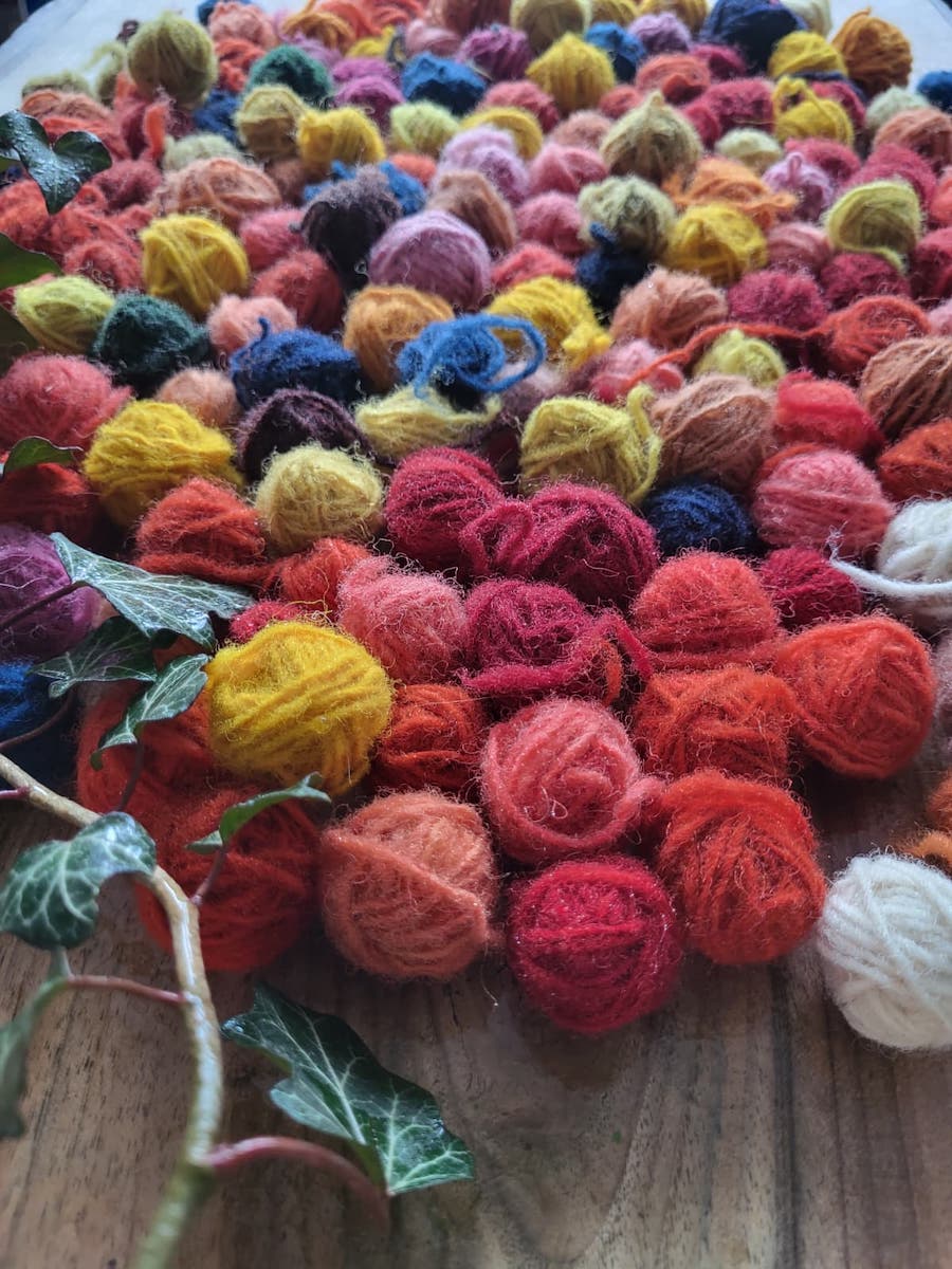 Descoperă magia culorilor din plante – Atelier de vopsire a lânii la Muzeul ASTRA. Un eveniment organizat de Consiliul Județean Sibiu în cadrul proiectului COMMHERITOUR