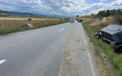 Doi răniți într-un accident cu trei mașini, în zona localității Cornățel. Toate vehiculele au ajuns în afara șoselei
