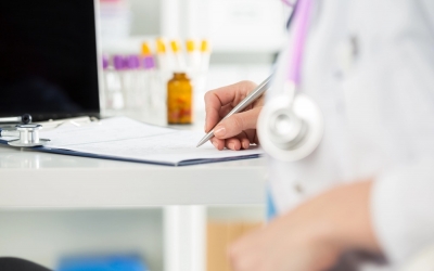Colegiul Medicilor se delimitează de Flavia Groşan, medicul controversat care susţine că cei vaccinaţi anti-COVID-19 îi pot îmbolnăvi prin contacte intime pe nevaccinaţi