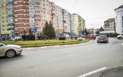 Biciclist lovit de o mașină, în sensul giratoriu de la intersecția blvd M. Viteazu cu Rahovei. Șoferul nu i-ar fi acordat prioritate