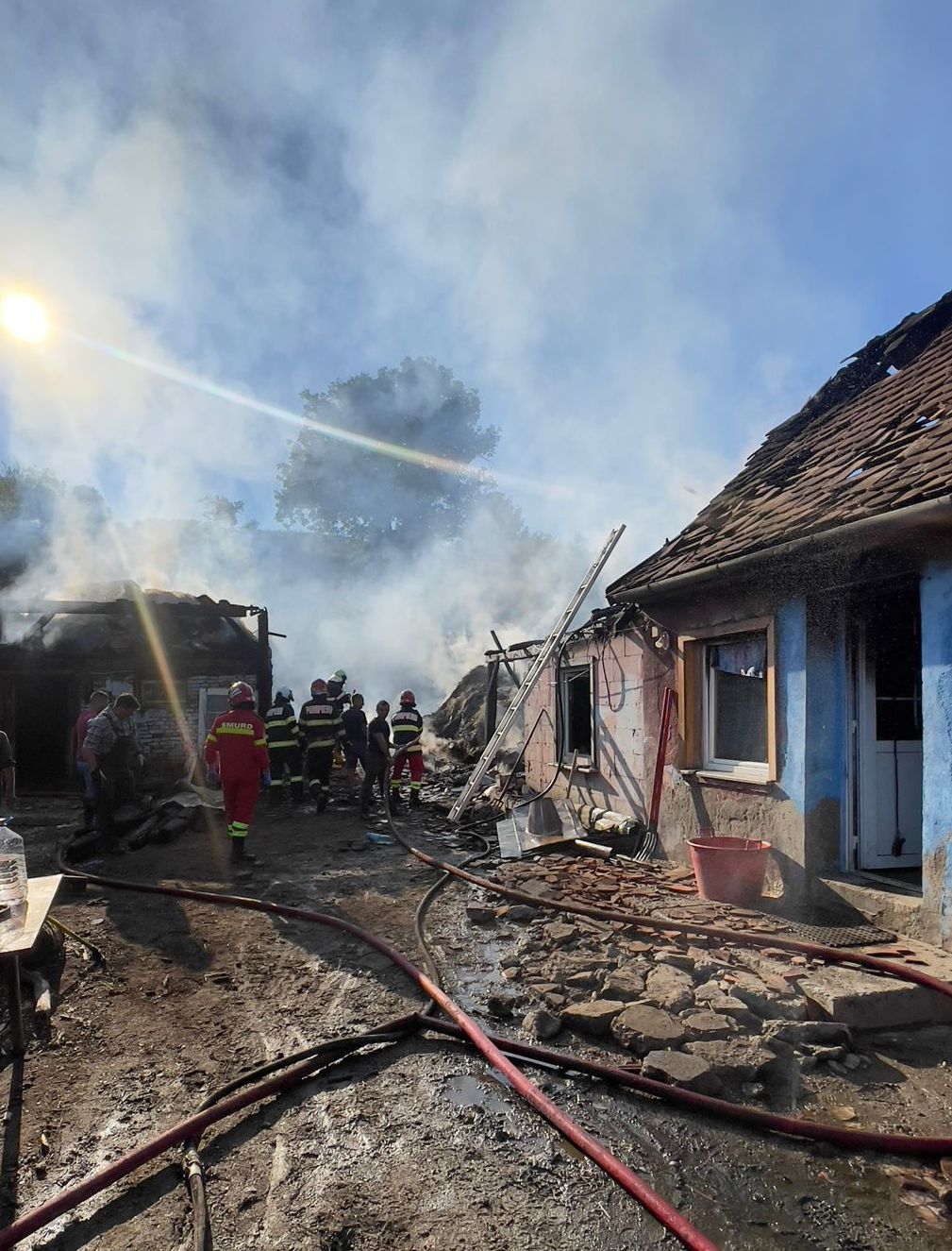 FOTO Incendiu la Soroștin, posibilă cauză: jocul copiilor cu focul. O anexă gospodărească și o parte din acoperișul unei case au ars. Au murit un câine și două păsări