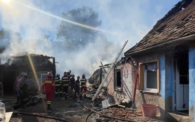 FOTO Incendiu la Soroștin, posibilă cauză: jocul copiilor cu focul. O anexă gospodărească și o parte din acoperișul unei case au ars. Au murit un câine și două păsări