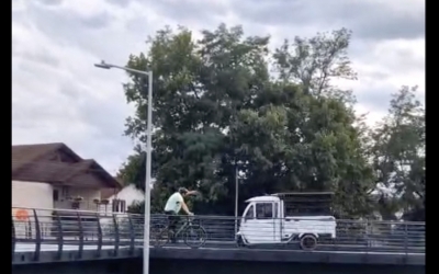 Vehicul motorizat filmat pe pista de biciclete de pe malul Cibinului. Poliția Locală a amendat șoferul cu 810 lei. Alte 48 de sancțiuni aplicate în 2025 pe pistă