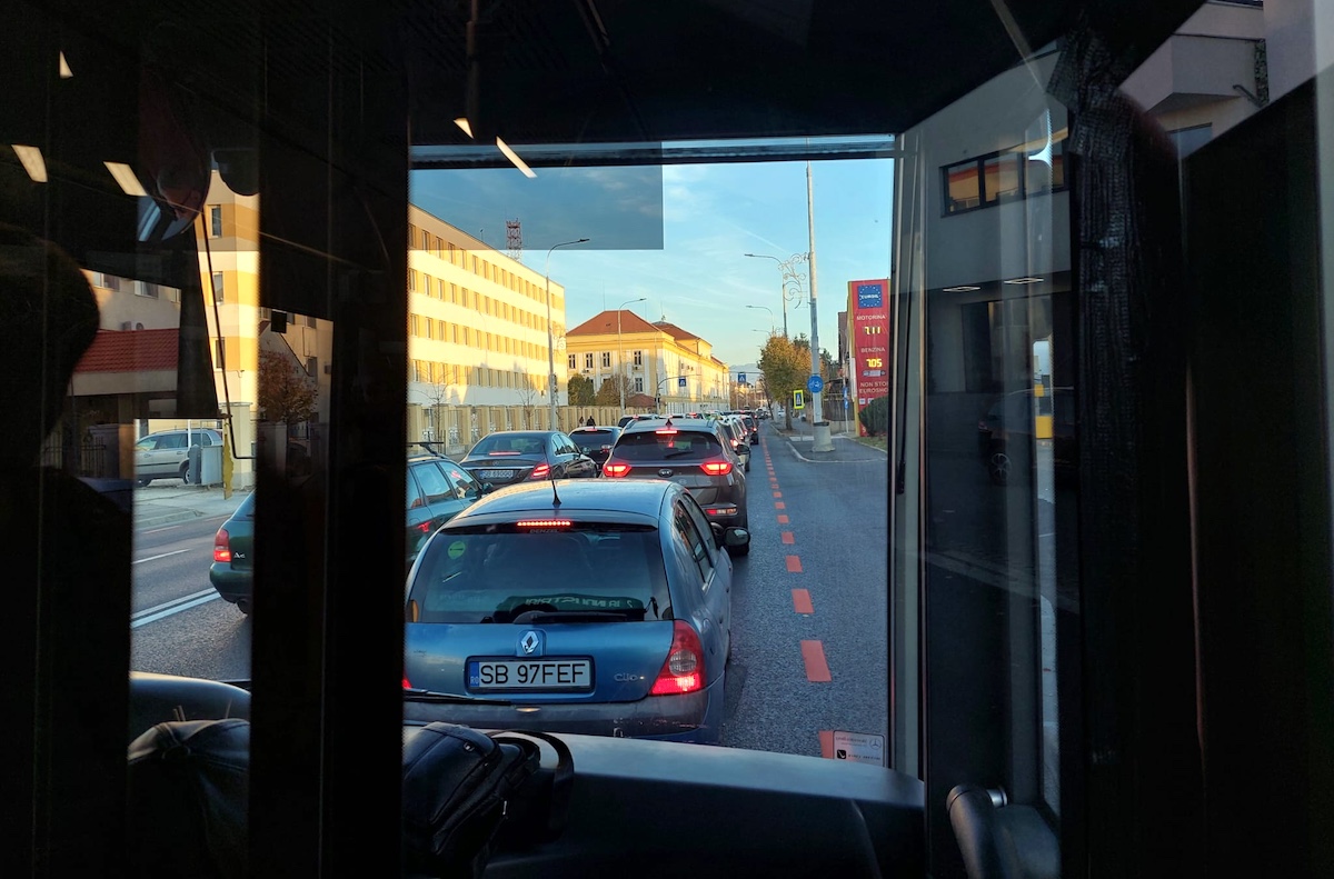 Sistemul inteligent de management al traficului cu undă verde pentru autobuze și timp de deplasare redus: A început montarea semafoarelor din intersecții și a senzorilor wireless pentru numărarea autovehiculelor