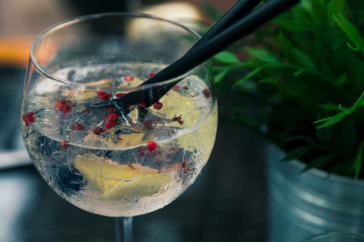 Arome, nu excese: cum să te bucuri fără riscuri de băuturile spirtoase