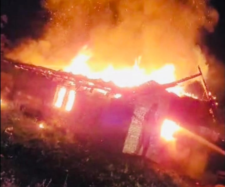 Casă distrusă în totalitate în Iacobeni, în urma unui incendiu. Focul a izbucnit din cauza hornului. Nu sunt victime