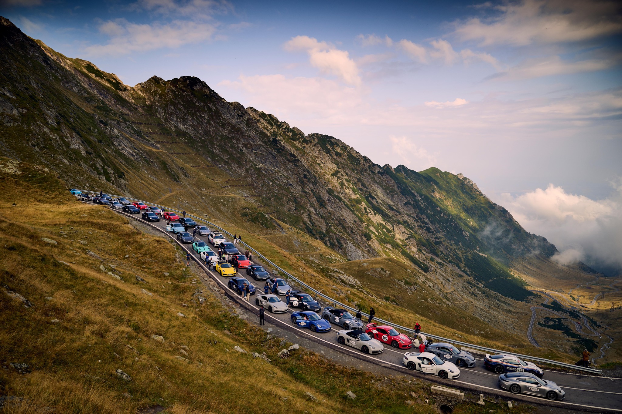 Circulația pe Transfăgărășan se închide vineri, timp de 3 ore. 120 de autoturisme Porsche participă la evenimentul „Tribute to Transfăgărășan by Porsche”