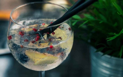 Arome, nu excese: cum să te bucuri fără riscuri de băuturile spirtoase