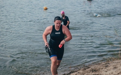 O mămică din Sibiu a traversat Bosforul înot, pentru a ajuta un copil cu autism. A învățat să înoate la bazinul Olimpia