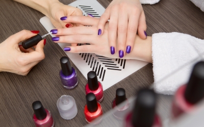 Manichiuristele din Sibiu, afectate de interzicerea cosmeticelor care conțin TPO: „Trebuie să arunc 90% din produsele pe care le am și să o iau de la zero”