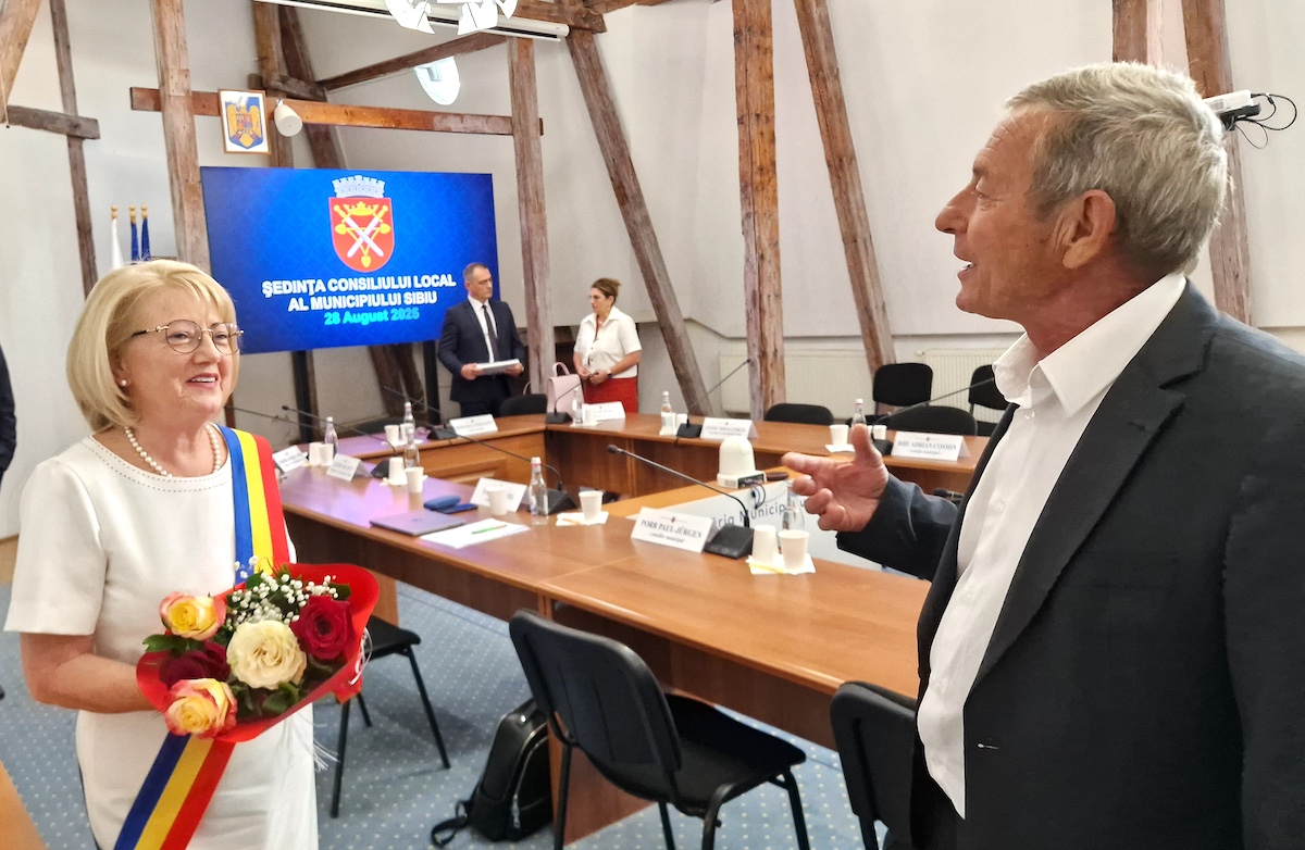 Un sibian a venit la ședința Consiliului local pentru a-i înmâna flori primarului Astrid Fodor, în semn de mulțumire. „V-am urmărit pe geam, ați fost extraordinară”