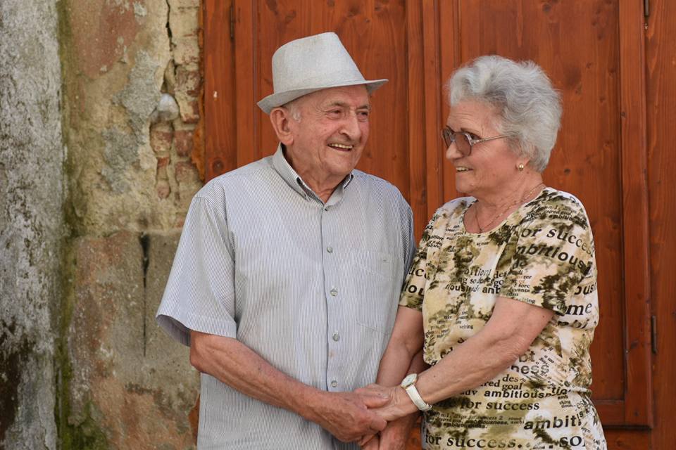 Povestea fotografiilor unui cuplu de bunici din Sibiu, regăsiți după nouă ani printr-o postare pe Facebook. Nepot: „Le-am primit în ziua în care bunica împlinește 90 de ani”