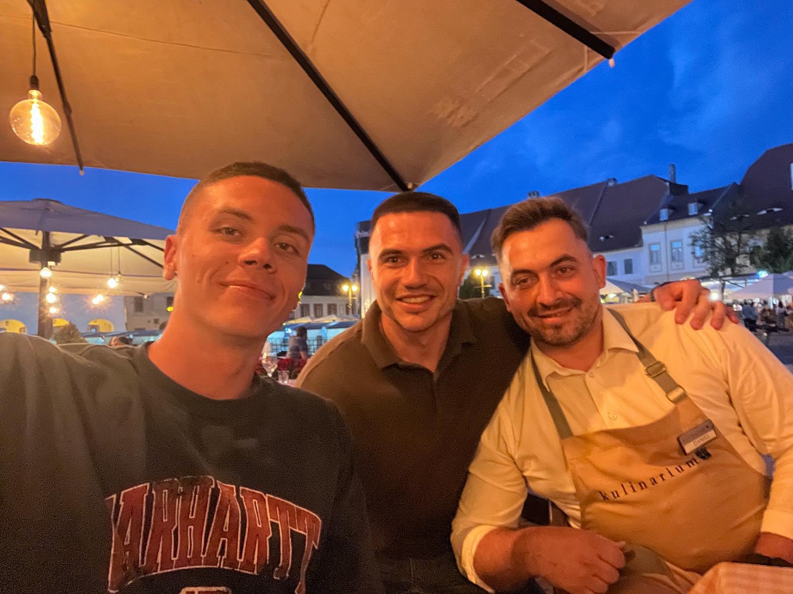 Campionul David Popovici, în Sibiu. A luat masa în Piața Mică: ”E super, super cu mult bun simț„