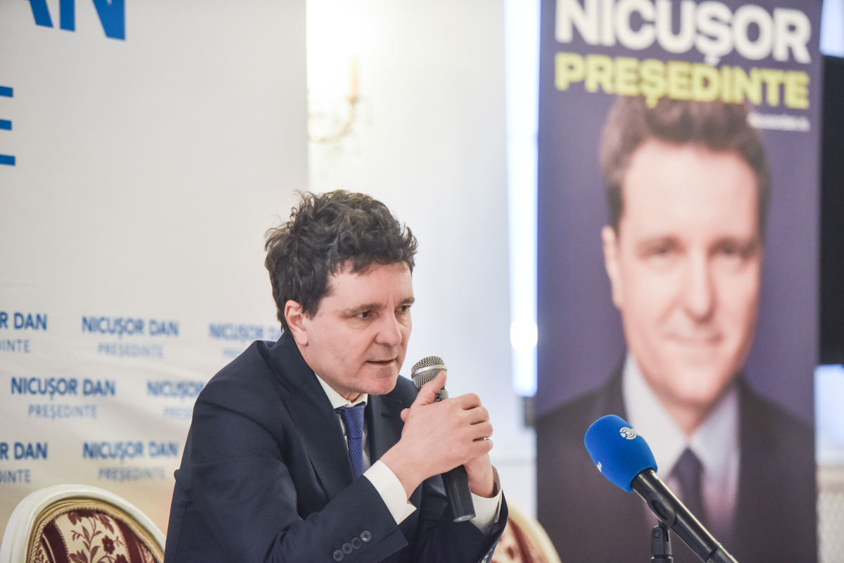 Nicușor Dan condamnă actul de „violență xenofobă” asupra livratorului străin și îl felicită pe polițistul care a intervenit