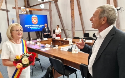 Un sibian a venit la ședința Consiliului local pentru a-I înmâna flori primarului Astrid Fodor, în semn de mulțumire. „V-am urmărit pe geam, ați fost extraordinară”
