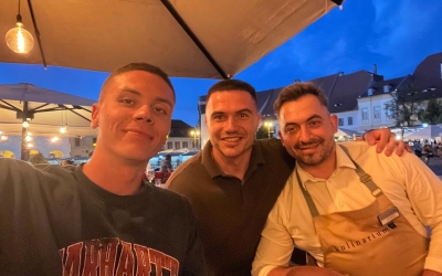 Campionul David Popovici, în Sibiu. A luat masa în Piața Mică: ”E super, super cu mult bun simț„
