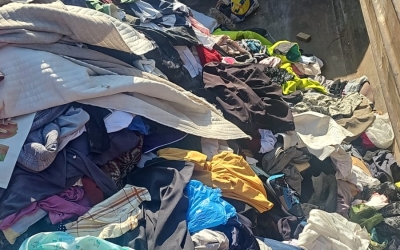 Peste 7 tone de haine vechi colectate de Soma în zona Sibiului. Primăria amplasează în oraș 24 containere noi