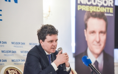 Nicușor Dan condamnă actul de „violență xenofobă” asupra livratorului străin și îl felicită pe polițistul care a intervenit